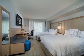 Room, 2 Queen Beds, Roll-in Shower