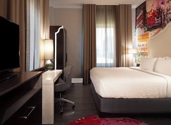 Standard Room, 1 King Bed (Fox Theater View)