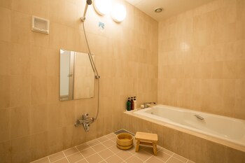 Japanese and Western Family room (with Tatami area, 2 Beds & 2 Futon)