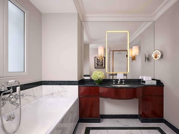 Luxury Room, 1 King Bed (365sf, 34sm)