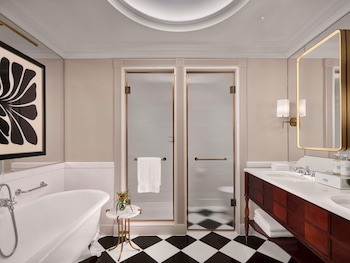 Grand Suite, 1 King Bed with Sofa bed (Gran River, 678sf, 6 3sm)