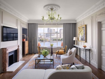 Grand Suite, 1 King Bed with Sofa bed (Gran River, 678sf, 6 3sm)
