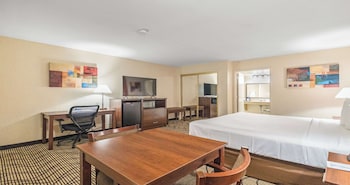 Standard Room, 1 Queen Bed, Non Smoking, Refrigerator & Microwave
