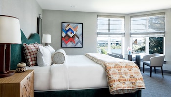 Studio Suite, River View (with Willamette River View)