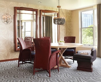Suite, Fireplace