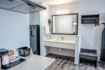 Standard Room, 1 King Bed, Non Smoking, Kitchen