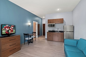 Studio, 1 King Bed, Non Smoking (2 Rooms)