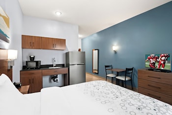 Studio, 1 Queen Bed, Accessible, Non Smoking (Roll-In Shower)