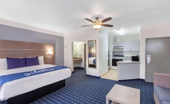 Room, 1 King Bed, Accessible, Non Smoking (Mobility/Hearing, Bathtub w/grab bars)