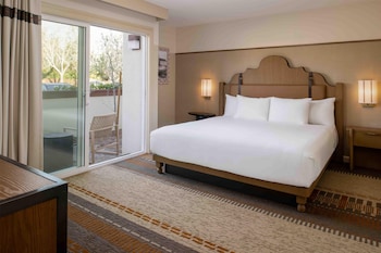 Deluxe Suite, 1 King Bed with Sofa bed, Accessible (Grab Bar)