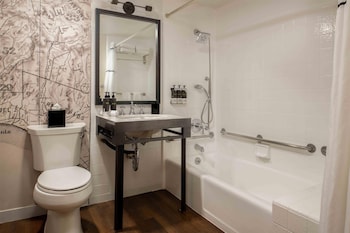 Deluxe Suite, 1 King Bed with Sofa bed, Accessible (Grab Bar)