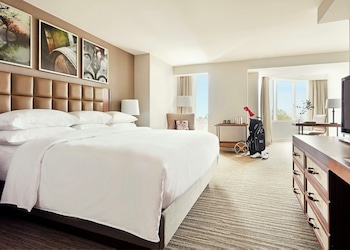 Room, 1 King Bed, Corner