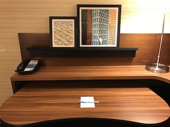 Room, 1 King Bed, Hearing Accessible (Accessible Bathtub)