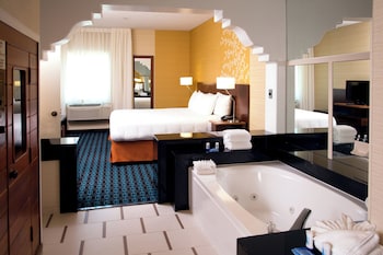 Suite, 1 King Bed with Sofa bed, Hearing Accessible (Accessible Bathtub)