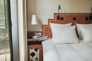 Comfy Room with canal view
