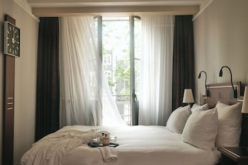 Comfy Room with canal view