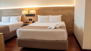 Deluxe Suite, 2 Queen Beds