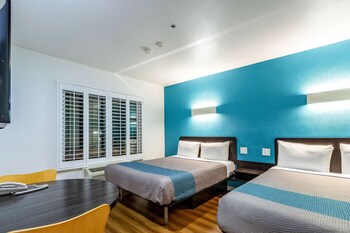 Deluxe Suite, 1 Queen Bed, Non Smoking, Refrigerator & Microwave