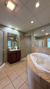Willowbrook One Bedroom Jacuzzi