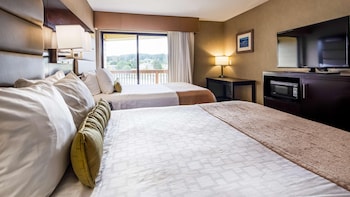 Double Room, 2 Queen Beds, Partial Ocean View