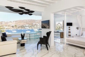 Signature Suite 130 Sea View with Private Glass Pool