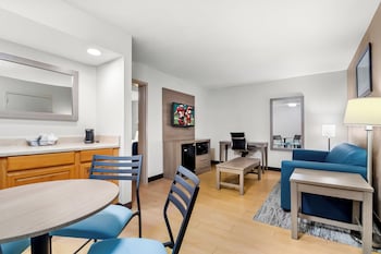 Suite, 1 King Bed, Non Smoking
