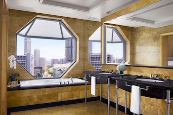Deluxe Suite, 1 King Bed, Bay View (Bay View)