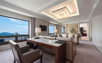 Jinling Tower Deluxe Executive Suite