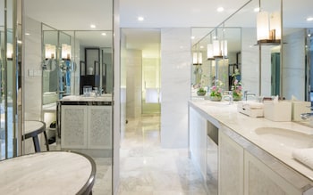 Jinling Tower Deluxe Executive Suite
