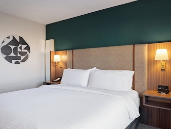 Room, 1 King Bed, Accessible (Communications, Mobil, Roll-In Shower)