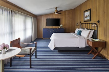 Grand Room, 1 King Bed, Balcony, Bay View (Hearing Accessible)