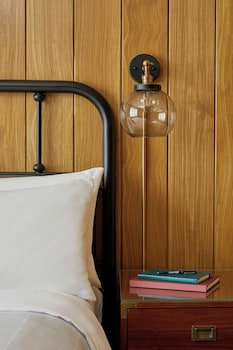 Grand Room, 1 King Bed (Mobility/Hearing Access, Roll-In Shwr)