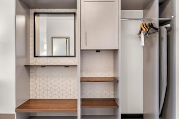 Premium Room, 1 King Bed, Accessible Bathtub (Communications)