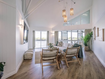 Grand Bungalow, Overwater