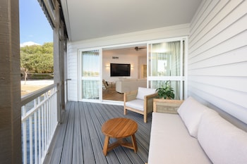 Deluxe Bungalow, 1 Double Bed, Overwater