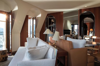 Suite, Lake View