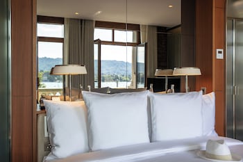Room, Lake View