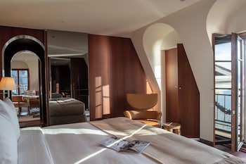 Suite, Lake View