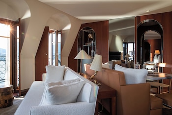 Suite, Lake View