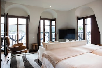 Room, Lake View