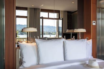 Room, Lake View