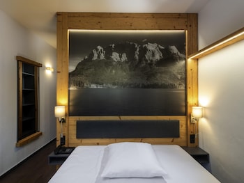 Standard Room, 1 Queen Bed