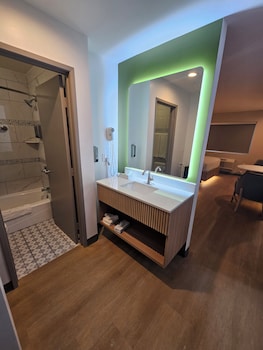 1 King Bed with Makeup Station Non-Smoking