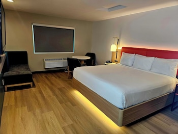 1 King Bed with Lounge Chair Non-Smoking