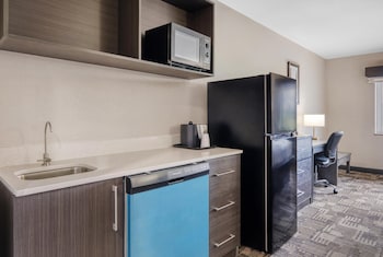 Standard Room, 1 King Bed, Non Smoking, Kitchenette