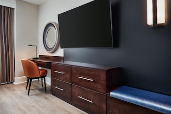 Deluxe Room, 1 King Bed (Wetbar)