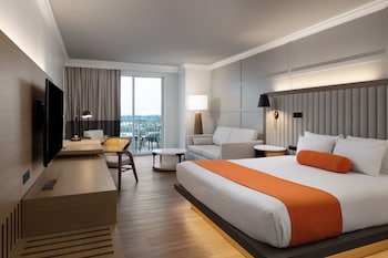 Junior Suite with Corner Balcony City View, 1 King bed
