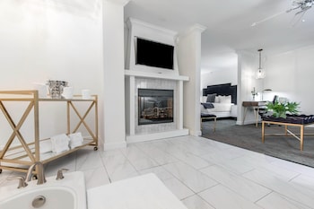 Studio Suite, 1 King Bed, Jetted Tub (Whirlpool)