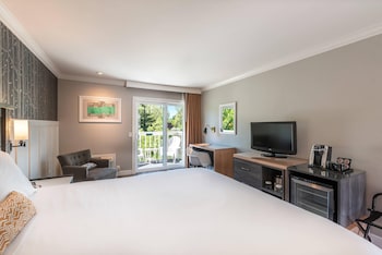 Deluxe Room, 1 King Bed, Non Smoking, Patio