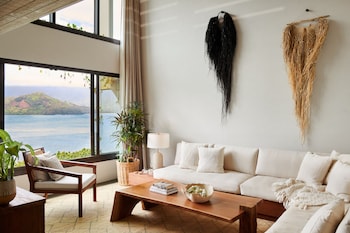 Pu'u Poa Ocean Loft Suite